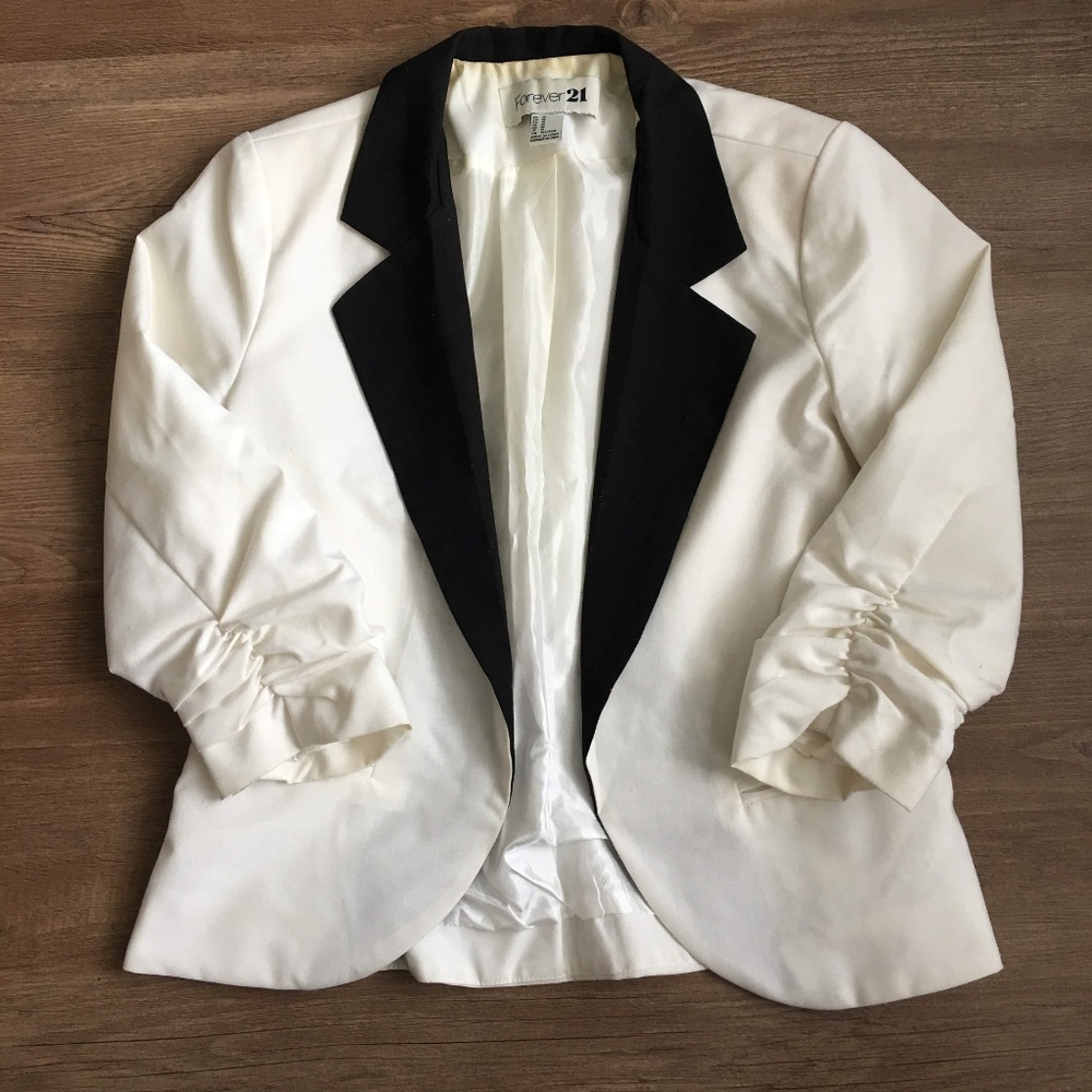 Cropped black/off-white blazer w/ruched 3/4 sleeve